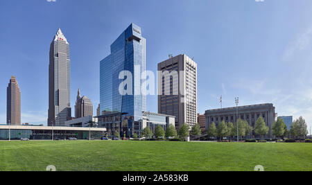 Skyline con grattacieli visto dal parco, Lakeside Avenue, Cleveland, Ohio, Stati Uniti d'America Foto Stock