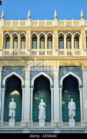 Il Museo Nizami della letteratura azera di Baku, chiamato dopo la grande epopea romantico poeta Nizami Ganjavi. Le statue sono di famosi Azerbaijani wr Foto Stock