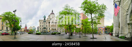 Paesaggio con edifici, alberi e Columbus Circle, Siracusa, nello Stato di New York, Stati Uniti d'America Foto Stock