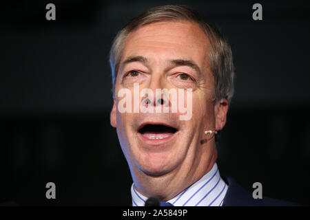 Leader del Partito Brexit Nigel Farage parla durante una festa Brexit evento al QEII Centre di Londra. Foto Stock