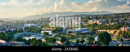 Ponte di Pace e il fiume Mtkvari. Sulla destra, il Parco Rike Musica Teatro e Sala delle Esposizioni ed il Palazzo Presidenziale. Tbilisi, Georgia Foto Stock