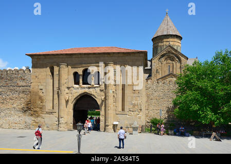 Cancello principale della Cattedrale di Svetitskhoveli (Cattedrale del pilastro vivente). Un sito Patrimonio Mondiale dell'UNESCO, Mtskheta. La Georgia Foto Stock