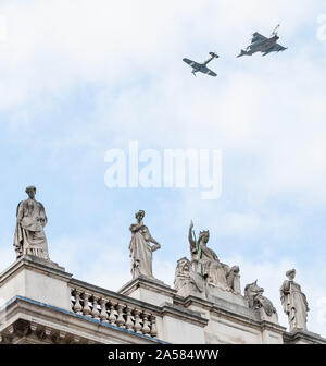 Whitehall, Londra, Regno Unito. 15 Agosto, 2015. Un flypast di tre aeroplani storici; un Dakota e uragano del Battle of Britain Memorial di volo e di un Foto Stock