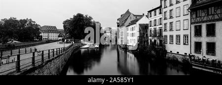 Quartiere Petite France e il fiume Ill nell area della città vecchia di Strasburgo, Bas-Rhin, Francia Foto Stock