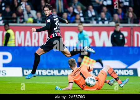 18 ottobre 2019, Assia, Frankfurt/Main: Calcio - Bundesliga, Eintracht Frankfurt - Bayer Leverkusen, ottava giornata, la Commerzbank Arena. Francoforte goalscorer Goncalo Paciencia (l) supera il Leverkusen goalkeeper Lukas Hradecky. Foto: Uwe Anspach/dpa - NOTA IMPORTANTE: In conformità con i requisiti del DFL Deutsche Fußball Liga o la DFB Deutscher Fußball-Bund, è vietato utilizzare o hanno utilizzato fotografie scattate allo stadio e/o la partita in forma di sequenza di immagini e/o video-come sequenze di foto. Foto Stock