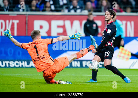 18 ottobre 2019, Assia, Frankfurt/Main: Calcio - Bundesliga, Eintracht Frankfurt - Bayer Leverkusen, ottava giornata, la Commerzbank Arena. Francoforte goalscorer Goncalo Paciencia (r) e Leverkusen goalkeeper Lukas Hradecky lotta per la palla. Foto: Uwe Anspach/dpa - NOTA IMPORTANTE: In conformità con i requisiti del DFL Deutsche Fußball Liga o la DFB Deutscher Fußball-Bund, è vietato utilizzare o hanno utilizzato fotografie scattate allo stadio e/o la partita in forma di sequenza di immagini e/o video-come sequenze di foto. Foto Stock