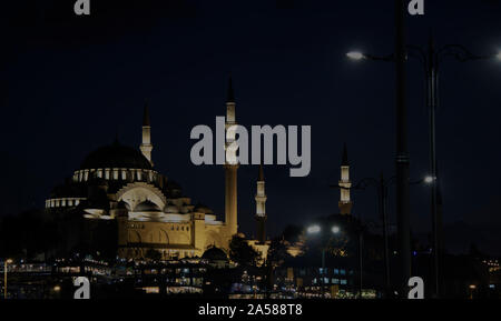 Close-up dalla parte anteriore della Moschea Suleymaniye. Ho ottenuto le luci di strada che sono state filmate durante la notte. Foto Stock
