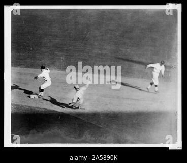 Washington fielder tags seconda base davanti a base di scorrimento runner e gira a buttare la palla al prima base per completare un doppio gioco durante la partita di baseball Foto Stock