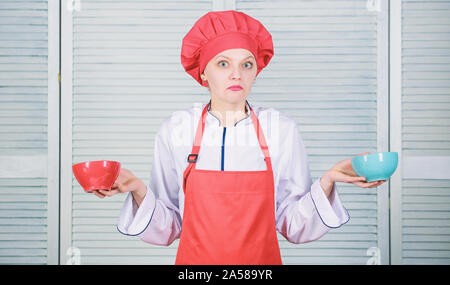Come molte porzioni desiderate mangiare. Donna cuocere tenere bocce. Calcolare la quantità di calorie si consumano. Calcolare la normale porzione di cibo. Calcola il tuo cibo porzioni dimensioni. La dieta e dieta concetto. Foto Stock