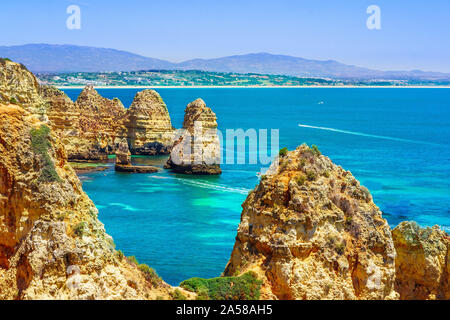 Vista su rocce chiamato Farol da Ponta da Piedade - costa del Portogallo, Algarve Foto Stock