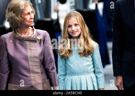 Oviedo, Spagna. Xviii oct, 2019. La regina Sofia di Spagna e la principessa Leonor delle Asturie durante la cerimonia della Principessa delle Asturie premi al Teatro Campoamor il 18 ottobre 2019 a Oviedo, Spagna. Credito: David Gato/Alamy Live News Foto Stock
