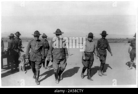 Stati Uniti Esercito spedizione punitiva dopo Villa, Messico: generale Pershing e beatitudine generale Ispezione del camp, con il Colonnello Winn, Comandante del ventiquattresimo Fanteria Foto Stock