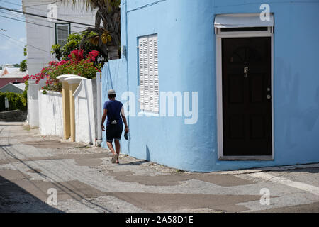 Passeggiate pedonali colorate strade di San Georges Bermuda. Rosa e blu sono i colori preferiti in Bermuda. Foto Stock