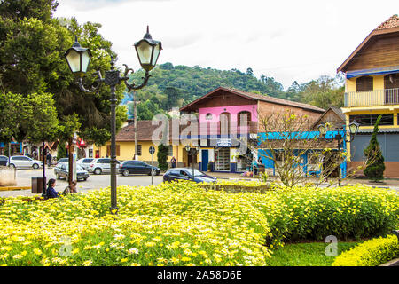 Piazza di fronte alla stazione degli autobus, Santo Antônio do Pinhal, São Paulo, Brasile Foto Stock