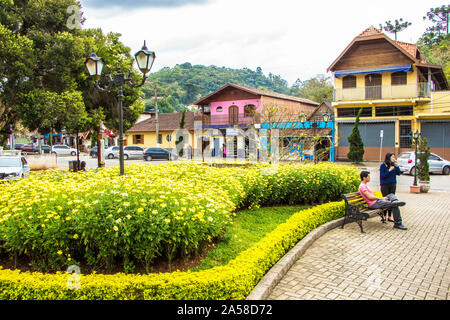Piazza di fronte alla stazione degli autobus, Santo Antônio do Pinhal, São Paulo, Brasile Foto Stock