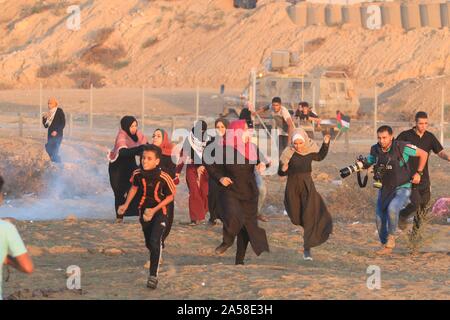 Al-Buraj Refugee Camp, la striscia di Gaza, la Palestina. Xviii oct, 2019. Scontri tra palestinesi e israeliani di truppe a al-Buraj campo di rifugiati nella zona centrale della striscia di Gaza. Credito: Mahmoud Khattab/Quds Net News/ZUMA filo/Alamy Live News Foto Stock