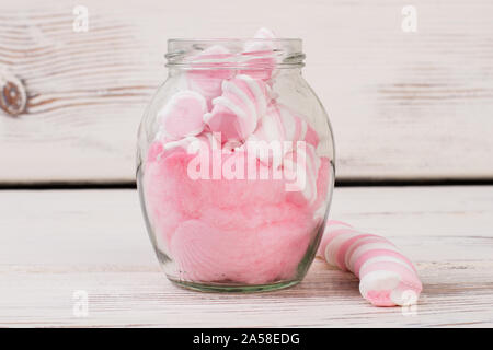 Marshmallow in vaso di vetro su sfondo di legno. Foto Stock