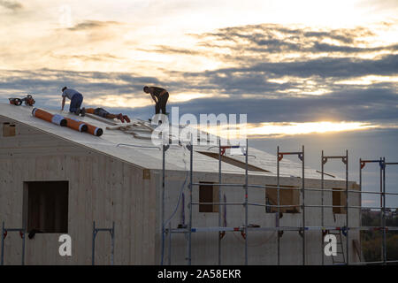Carpentieri al lavoro su una nuova casa in costruzione Foto Stock