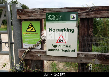 Agosto 2019 - Nessun segno di parcheggio sul gate di una riserva naturale nel Wiltshire, Regno Unito Foto Stock