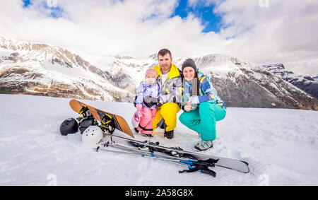 La famiglia felice, maschili, femminili e di bambini su sci e snowboard vacanze, neve e inverno in montagna, tempo per la famiglia e la felicità, sicurezza Livigno Italia Alpi Foto Stock