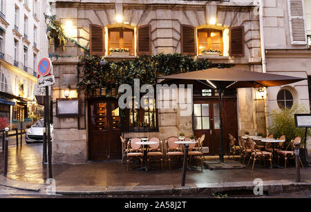 Vista tipica della strada parigina con tabelle di café di Parigi, Francia. Architettura e punto di riferimento di Parigi. Foto Stock