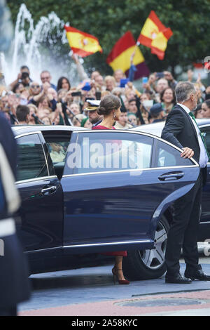 Oviedo, Asturias, Spagna. Xviii oct, 2019. Regina Letizia di Spagna è arrivato a Campoamor Theatre per la Princesa de Asturias Award 2019 cerimonia su ottobre 18, 2019 a Oviedo, Spagna Credit: Jack Abuin/ZUMA filo/Alamy Live News Foto Stock