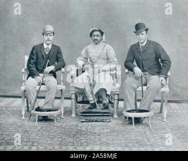 Il futuro imperatore russo Tsarevich Nicholas II (sinistra) e il Greco Prince George (destra) e Prabhu Narayan Singh (Maharaja Benares) - La città di Benares (Varanasi (India). 1893. Foto Stock