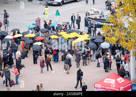 Frankfurt am Main, Deutschland. Xvii oct, 2019. Mahnwache #FreeTheWords per la libertà di espressione, durante la fiera del libro di Francoforte 2019 su 17.10.2019, Frankfurt Book Fair 2019 dal 15.10 - 20.10.2019 in Frankfurt am Main/Germania. | Utilizzo di credito in tutto il mondo: dpa/Alamy Live News Foto Stock