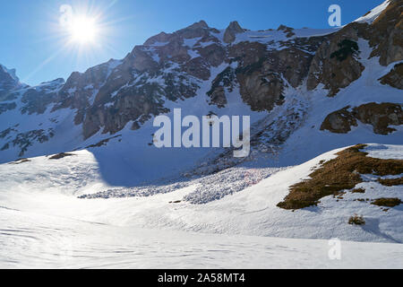 Wet valanghe di neve in valle Malaiesti, agli inizi della primavera - montagne di Bucegi, Romania. Foto Stock