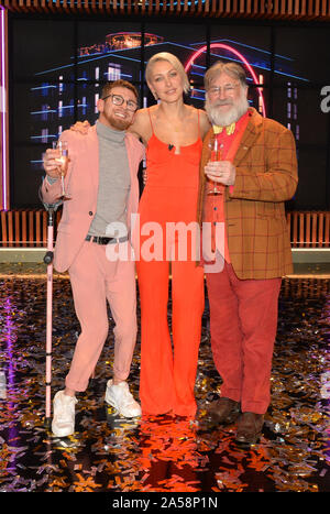 (Da sinistra a destra) vincitore Paddy Smyth, host Emma Willis e visualizzatore Campione del Tim Wilson celebrare dopo la finale della seconda serie di canale 4's il cerchio a Salford, Manchester. Foto Stock