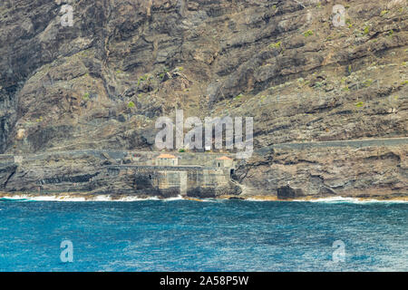 Santa Catalina beach. Enormi pilastri di calcestruzzo per gru e le rovine della vecchia Hermigua porta utilizzata per l'esportazione di banane e di altri prodotti agricoli. Foto Stock