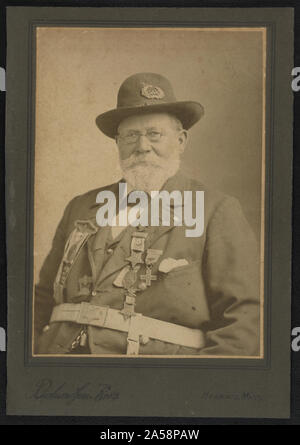 Unidentified Guerra civile veterano nel grande esercito della Repubblica uniforme con medaglie] / Richardson Bros., Hyannis, massa Foto Stock