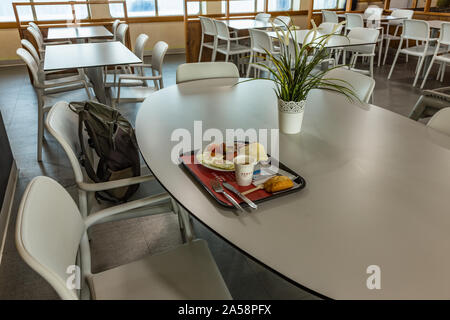 Una modesta colazione a base di uova strapazzate con salsicce fritte e un bicchiere di caffè forte al mattino presto su un traghetto per l'isola di La Gomera Foto Stock