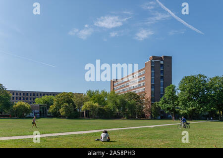 Outdoor sunny view di viscerale Grüngürtel, parco statale, di fronte agli edifici dell'Università di Colonia contro il cielo blu. Foto Stock