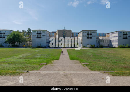 Outdoor sunny view di viscerale Grüngürtel, parco statale, di fronte agli edifici dell'Università di Colonia contro il cielo blu. Foto Stock