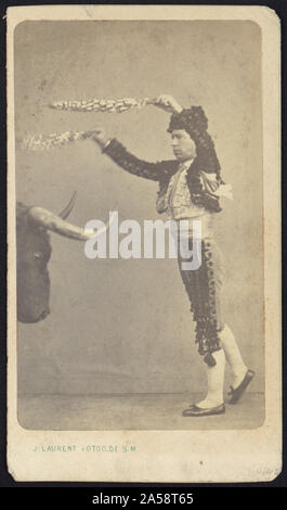 Unidentified matador di intera lunghezza verticale, rivolto verso sinistra, in piedi nella parte anteriore della testa di un toro] / J. Laurent Photog. De. S. M Foto Stock