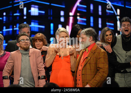 (Da sinistra a destra) vincitore Paddy Smyth, host Emma Willis e visualizzatore Campione del Tim Wilson durante la finale della seconda serie di canale 4's il cerchio a Salford, Manchester. Foto di PA. Picture Data: venerdì 18 ottobre, 2019. Vedere PA storia SHOWBIZ cerchio. Foto di credito dovrebbe leggere: Peter Powell/filo PA Foto Stock