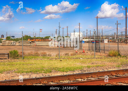 Union Pacific GE AC6000CW giallo luminoso locomotori in Tucson cantiere ferroviario, Arizona Foto Stock