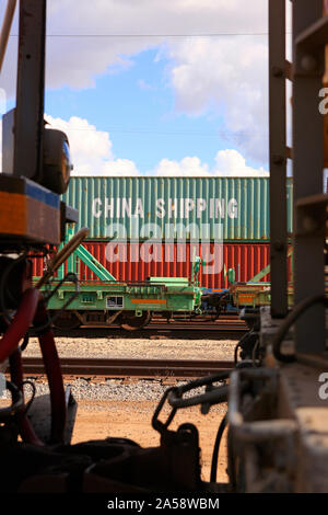 Cina contenitore di spedizione al Tucson merci ferroviario depot in Arizona USA Foto Stock