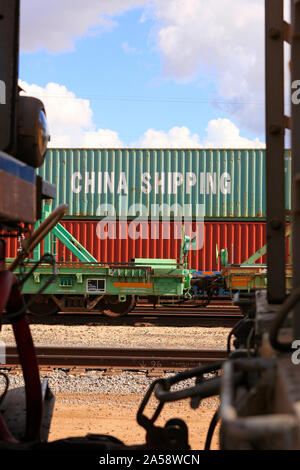 Cina contenitore di spedizione al Tucson merci ferroviario depot in Arizona USA Foto Stock