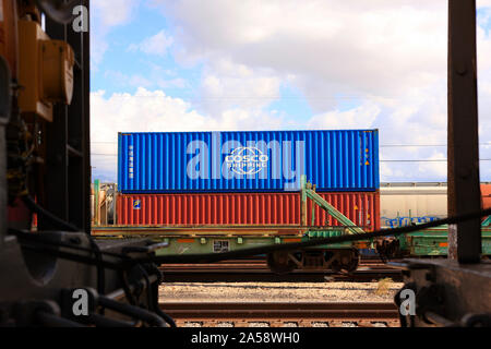 Cosco container di spedizione al Tucson merci ferroviario depot in Arizona USA Foto Stock