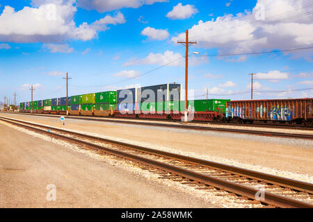 I contenitori di spedizione al Tucson merci ferroviario depot in Arizona USA Foto Stock