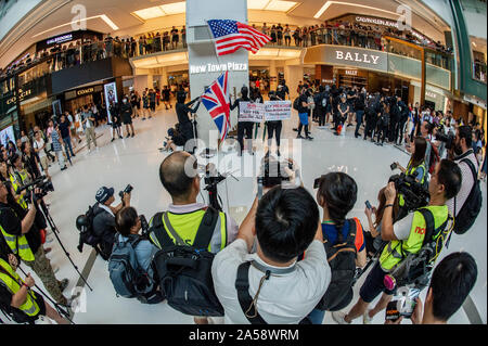Hong Kong contestatori wave inglesi e americani le bandiere in segno di protesta in un centro commerciale per lo shopping di Hong Kong prima di violenza erutta Foto Stock