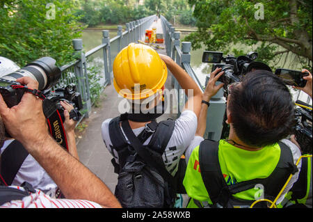 Hong Kong contestatori barricata un ponte con la polizia di Hong Kong ha sull'altro lato in attesa di essere attaccato Foto Stock