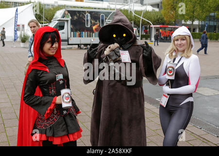 Francoforte, Germania. Xviii oct, 2019. Tre cosplayers pongono in costumi alla Fiera del Libro di Francoforte. La 71th Frankfurt Book Fair 2019 è la più grande fiera del libro con più di 7.500 espositori e oltre 285.000 visitatori attesi. L ospite d onore per il 2019 Fiera è in Norvegia. (Foto di Michael Debets/Pacific Stampa) Credito: Pacific Press Agency/Alamy Live News Foto Stock