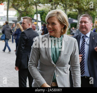 Francoforte, Germania. Xviii oct, 2019. Julia Klockner, il ministro federale tedesco del cibo, dell'agricoltura e della protezione dei consumatori, arriva alla Fiera del Libro di Francoforte. La 71th Frankfurt Book Fair 2019 è la più grande fiera del libro con più di 7.500 espositori e oltre 285.000 visitatori attesi. L ospite d onore per il 2019 Fiera è in Norvegia. (Foto di Michael Debets/Pacific Stampa) Credito: Pacific Press Agency/Alamy Live News Foto Stock