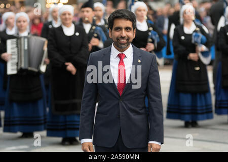 Oviedo, Spagna. Xviii oct, 2019. Oviedo, Spagna: Salman Khan pone prima media durante la cerimonia della Principessa delle Asturie Awards 2019 presso il Teatro Campoamor di Oviedo, in Spagna il 18 ottobre 2019. (Foto di Alberto Brevers/Pacific Stampa) Credito: Pacific Press Agency/Alamy Live News Foto Stock