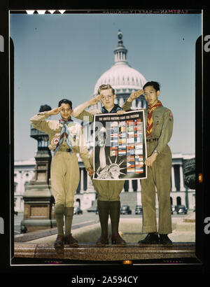 Delle Nazioni Unite per la lotta per la libertà : colorata di bianco e Chinese Boy Scouts nella parte anteriore del Capitol, aiutano fuori distribuendo poster per aiutare lo sforzo di guerra Foto Stock