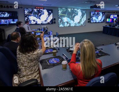 Washington, Stati Uniti d'America. 18 ottobre, 2019. Stati Uniti Sost. Kendra Horn, sinistra e sost. Grazia Meng, destra, guarda gli astronauti della NASA Christina Koch e Jessica Meir durante il primo tutti-donna spacewalk dallo spazio Operations Center Ottobre 18, 2019 a Washington, DC. Credito: Joel Kowsky/NASA/Alamy Live News Foto Stock