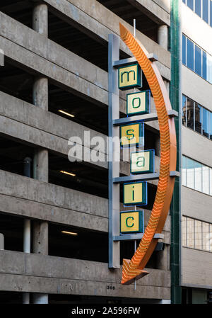 Insolito parcheggio-garage segno nel centro di Dallas, Texas Foto Stock